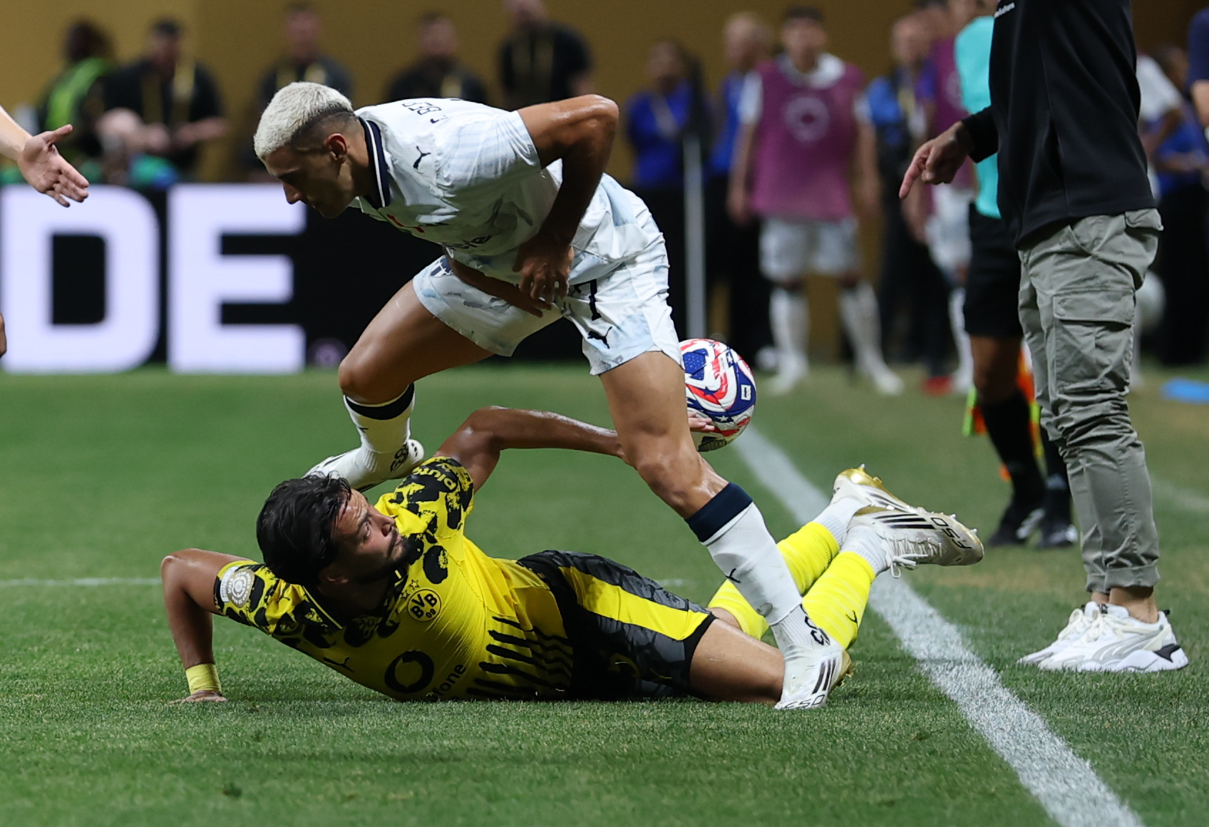 九游-包含德布劳内在皇家马德里比赛中赛况扑朔迷离，赛况扑朔迷离引发热议！的词条